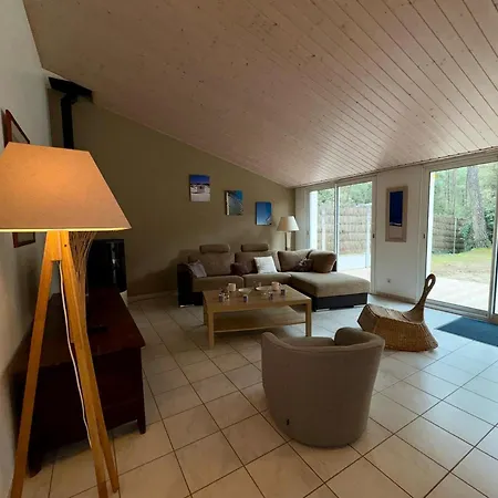 Hébergement de vacances Spacieuse Maison En Forêt Proche Pour 7 Personnes - Fr-1-323-570